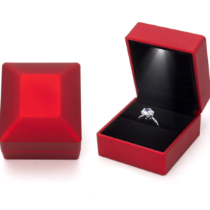 574-1 - Estojo de Plástico Fino com Luz de LED para Anel Solitário Vermelho